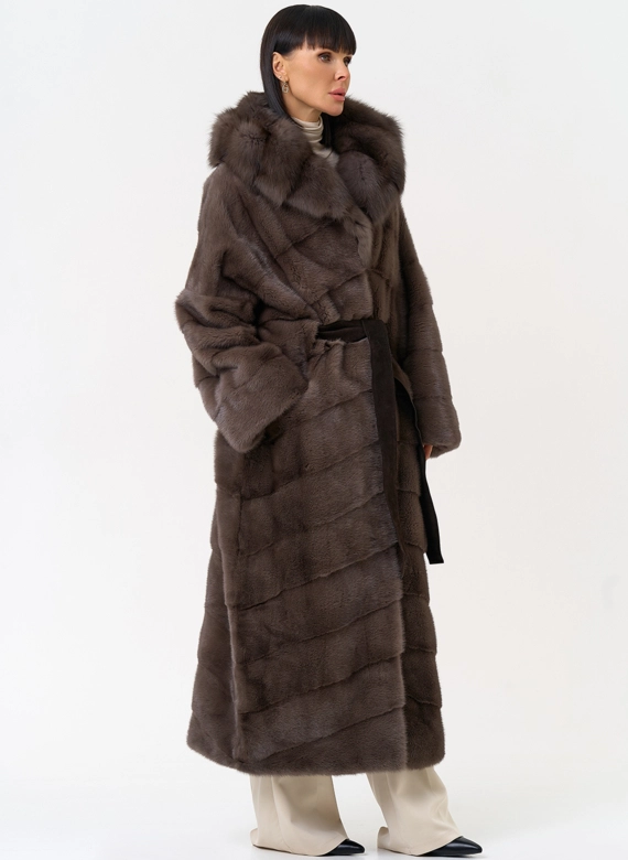 Длинная шуба из меха норки с капюшоном из меха куницы фото