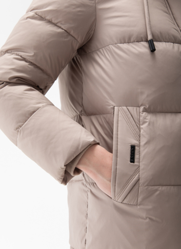 Женский пуховик с капюшоном 