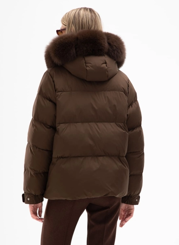 Короткий пуховик с капюшоном из меха песца