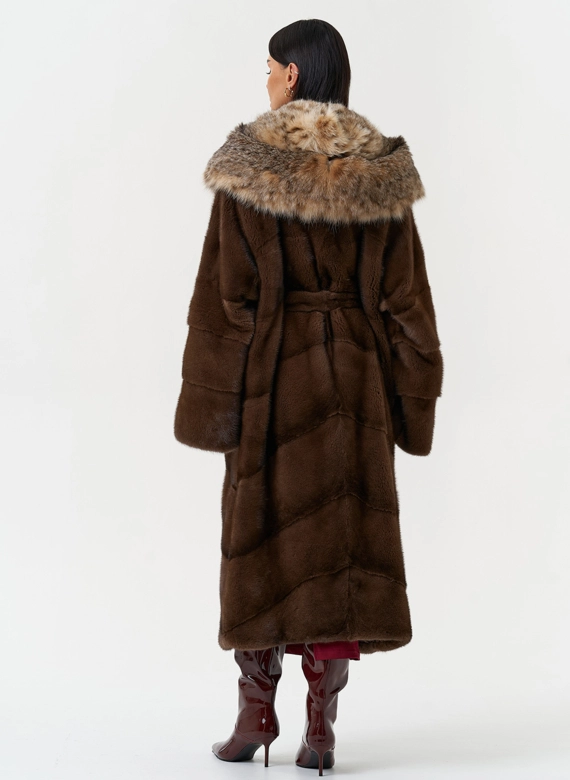Женская шуба из меха норки с капюшоном из меха рыси