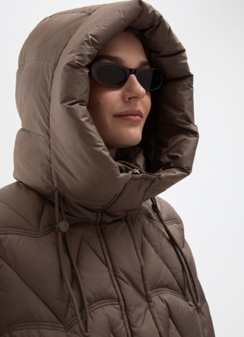 Женский пуховик коричневого цвета