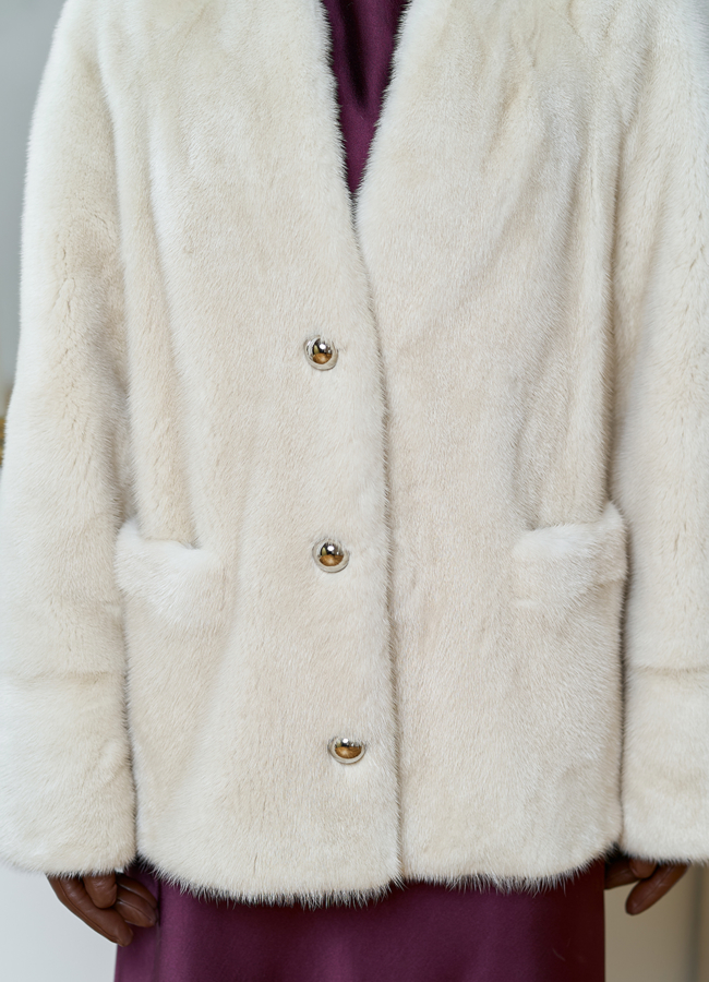 Укороченная шуба из меха норки с акцентными пуговицами модель № 31703 универмаг малина