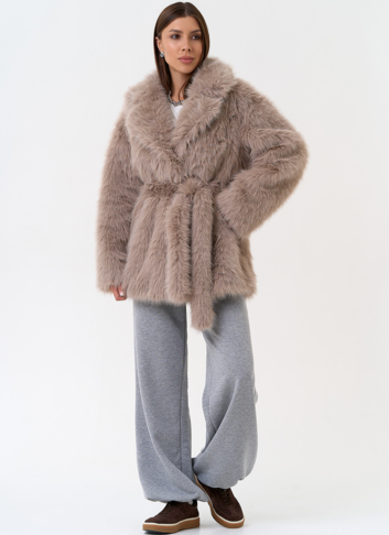 Женская шуба из эко меха в бежевом цвете