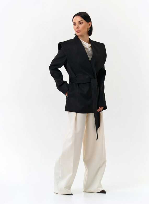 Женское укороченное пальто с акцентными плечами