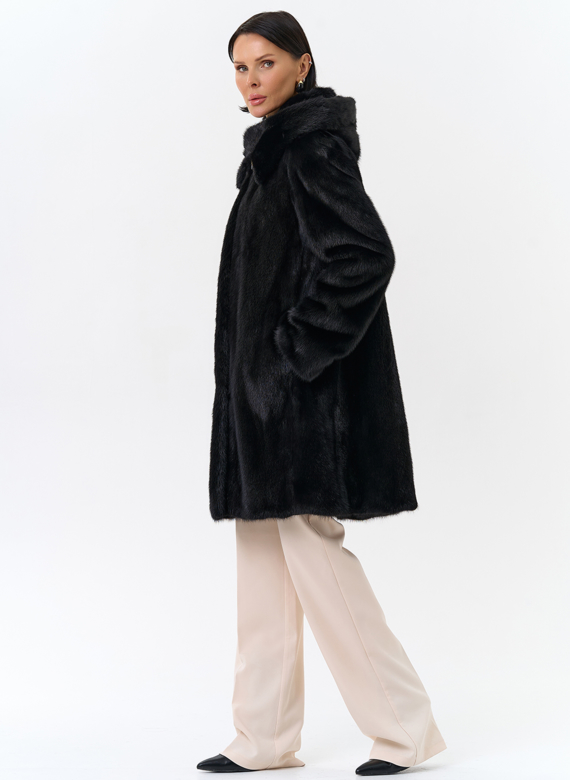 Шуба из норки с капюшоном черного цвета
