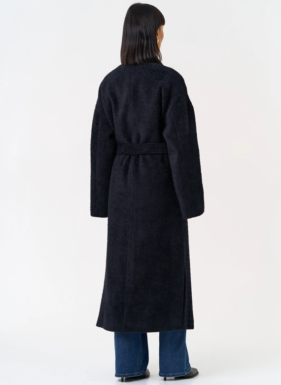 Женское длинное пальто в темно-синем цвете фото