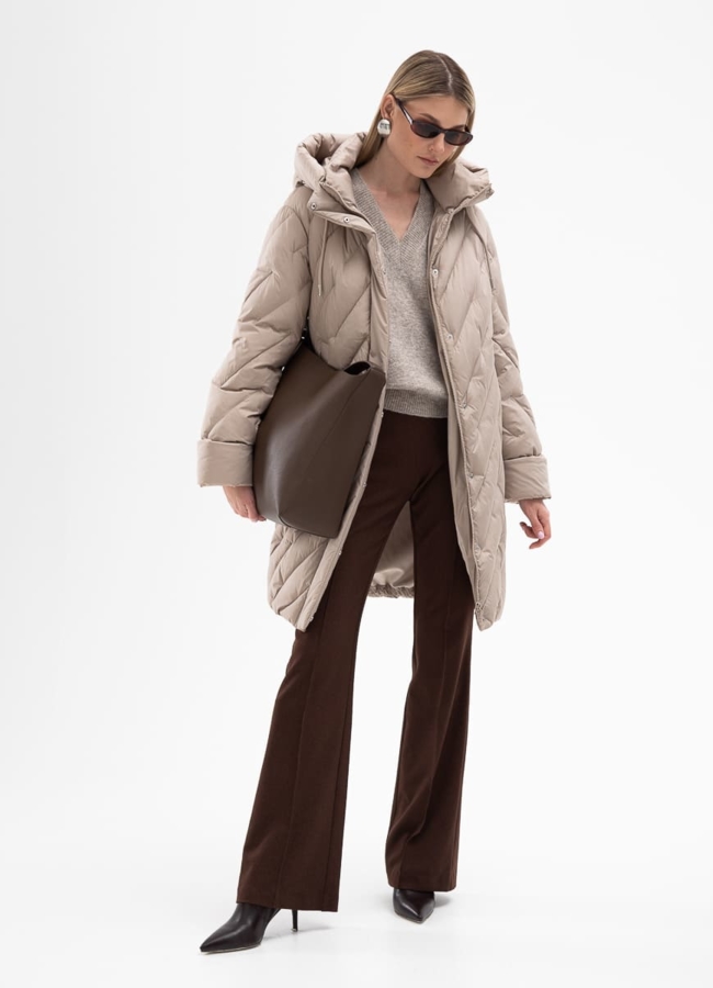 Женский пуховик бежевого цвета с капюшоном модель № 31121 в рассрочку