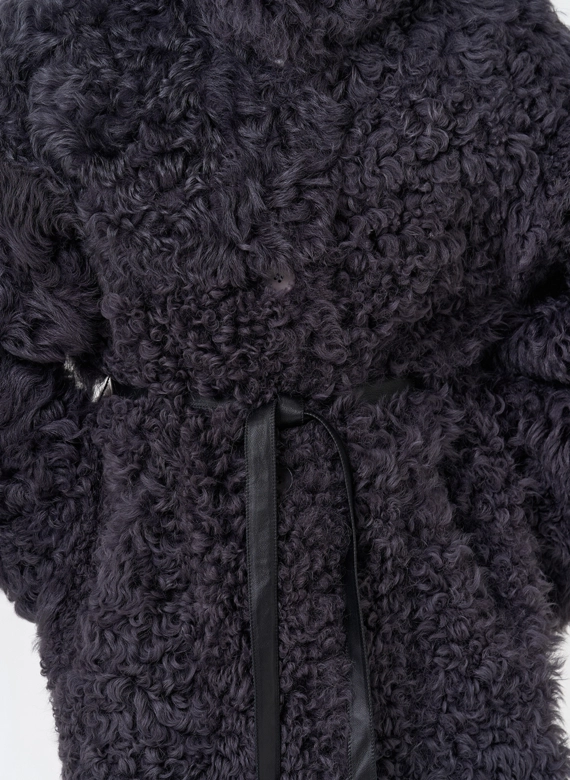 Женская двухсторонняя дубленка с декоративным поясом фото