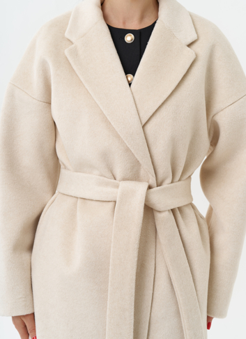 Женское пальто с английским воротником