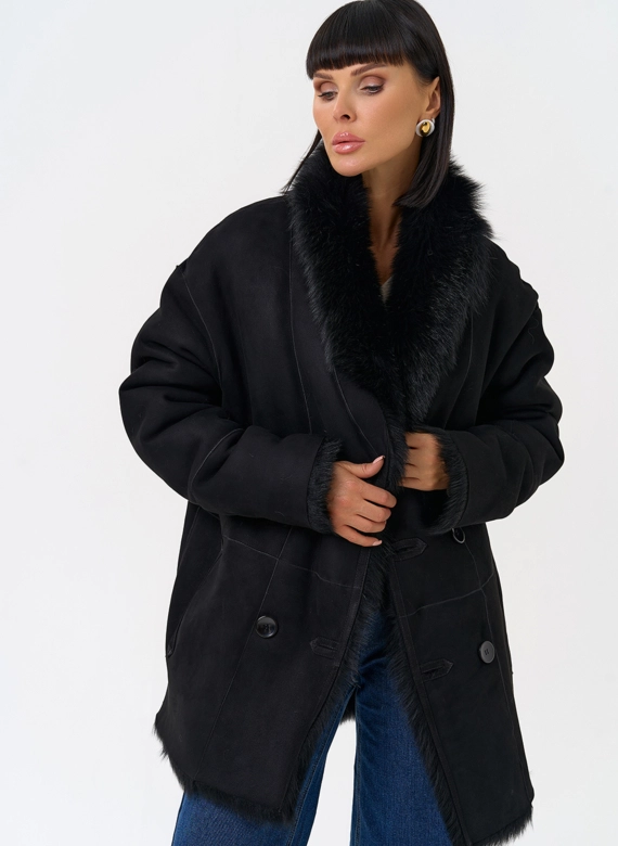 Двухсторонняя дубленка черного цвета с декоративным поясом
