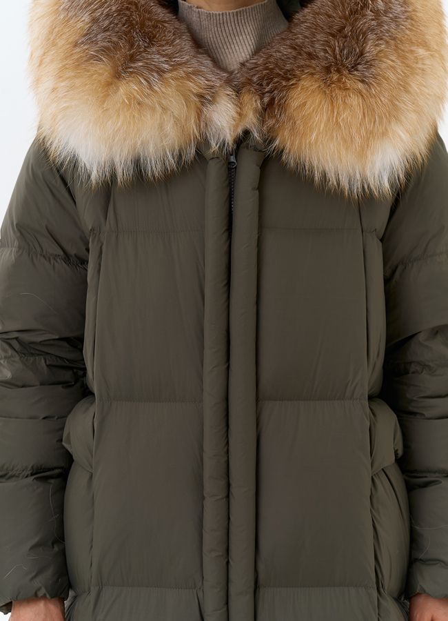 Женский длинный пуховик с отделкой из меха лисы модель № 31983 универмаг малина