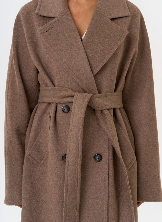 Женское двубортное пальто с поясом  фото