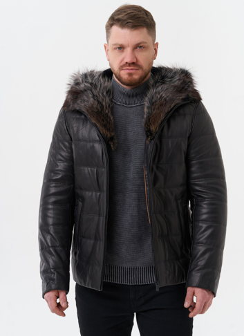Пуховик из натуральной кожи с капюшоном из меха енота