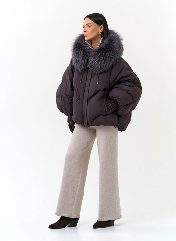 Женский оверсайз пуховик с мехом чернобурки на капюшоне фото