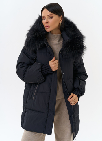 Женский пуховик с капюшоном из меха енота